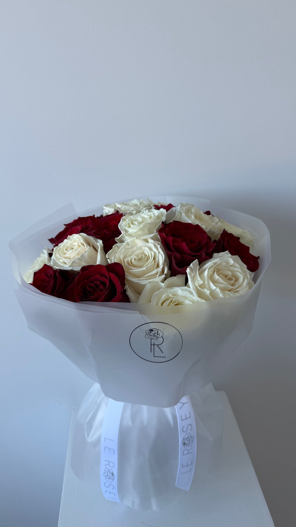 Roses classiques violettes et blanches