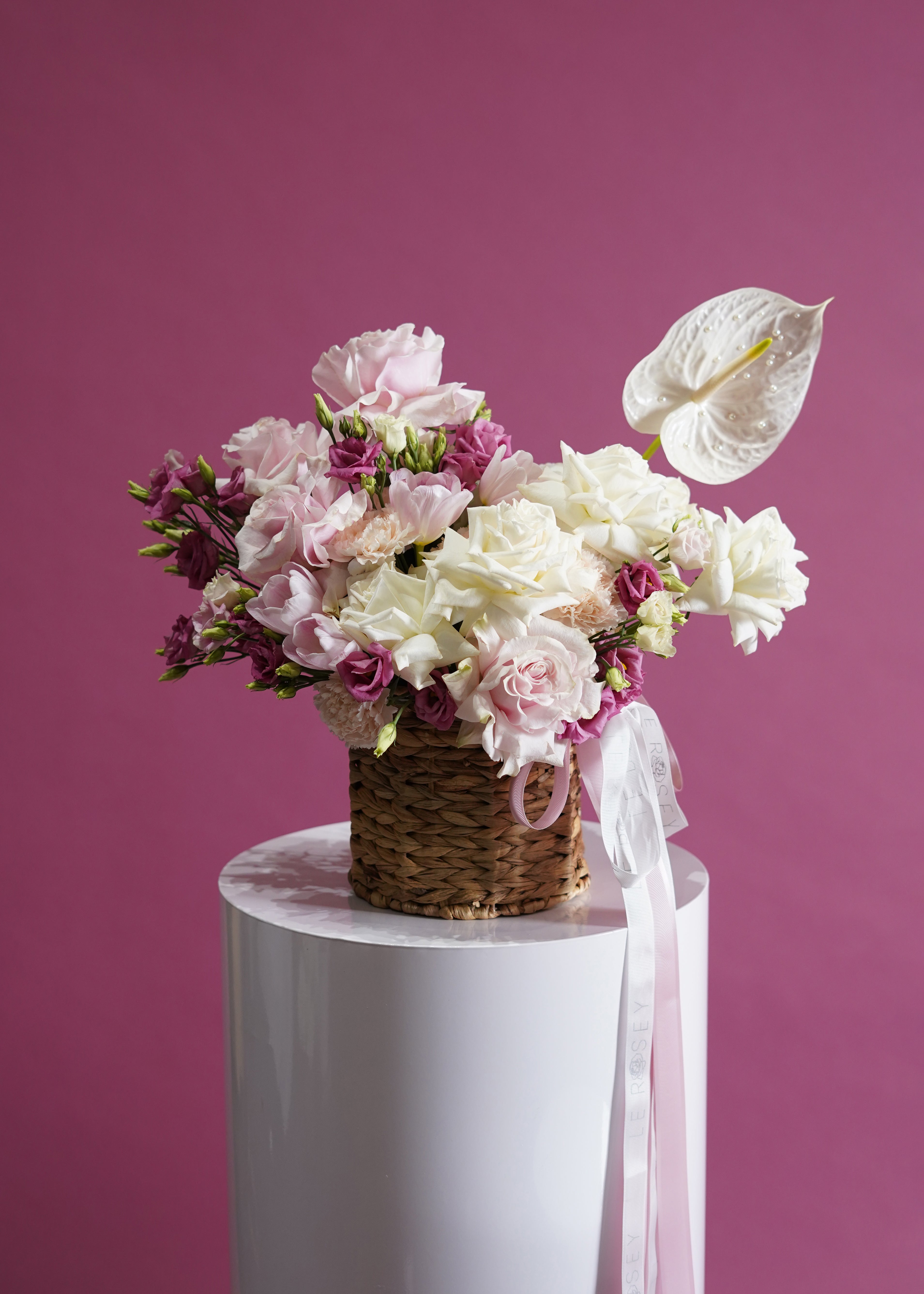 La fille shop aux baskets roses